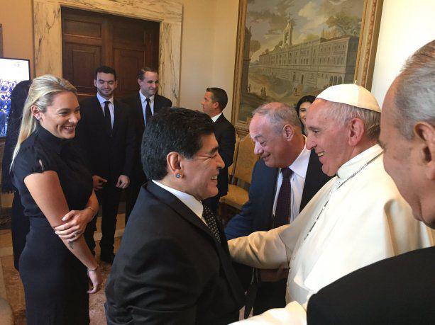 maradona-visito-francisco-2014-2015-y-2016-encuentros-los-que-se-declaro-como-su-fan-numero-uno-y-participo-actividades-solidarias-convocadas-el-papa